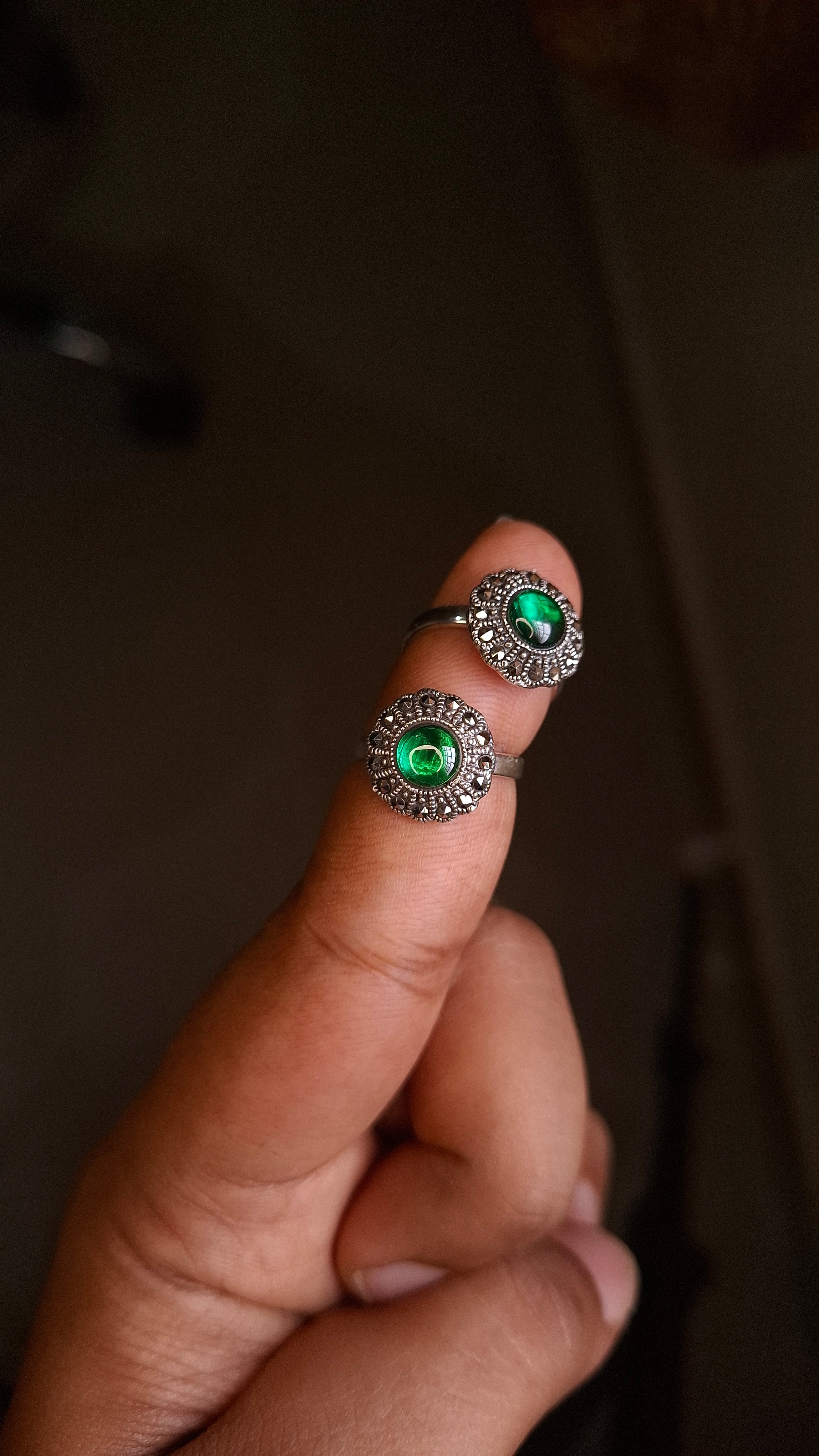 Green round toe ring